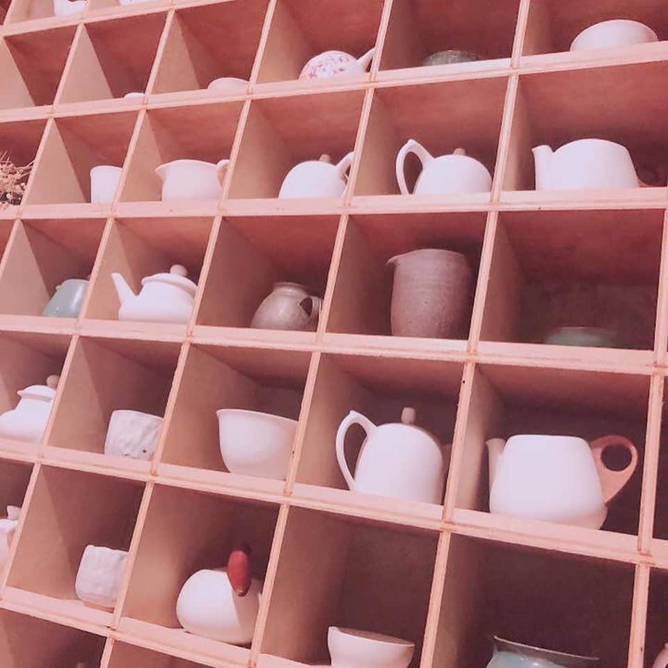 朝日放送「朝だ！生です旅サラダ」さんのインスタグラム写真 - (朝日放送「朝だ！生です旅サラダ」Instagram)「@fuhinami_official  #鶯歌 にある、茶器のお店。  陶器の街ですので、 店内にはおしゃれなデザインの、陶器の茶器がたーっくさんありました✨✨✨ 私はゆっくりと、#お茶をする時間 が好きなので。。 美味しい中国茶を味わいながら、美味しすぎる珍しい茶菓子も楽しみつつ、美しい茶器を眺めて、うっとりぼーっとしあわせな時間を過ごさせて頂きました☺️💕 ちゃっかり自分用の茶器も、お土産に買って帰りましたよ✨✨ _ #茶器のお店 #鶯歌光點美學館 #インクーグァンディエンメイシュエイグァン #のんびりお茶タイム #お買物しちゃいました #台北 #Taipei #Taiwan _ #ABCテレビ #朝日放送テレビ #朝だ生です旅サラダ #旅サラダ #旅サラダガールズ #妃海風 #タカラジェンヌ #宝塚歌劇団 #元宝塚 #海外 #旅 #travel #trip」8月9日 12時36分 - tabisalad
