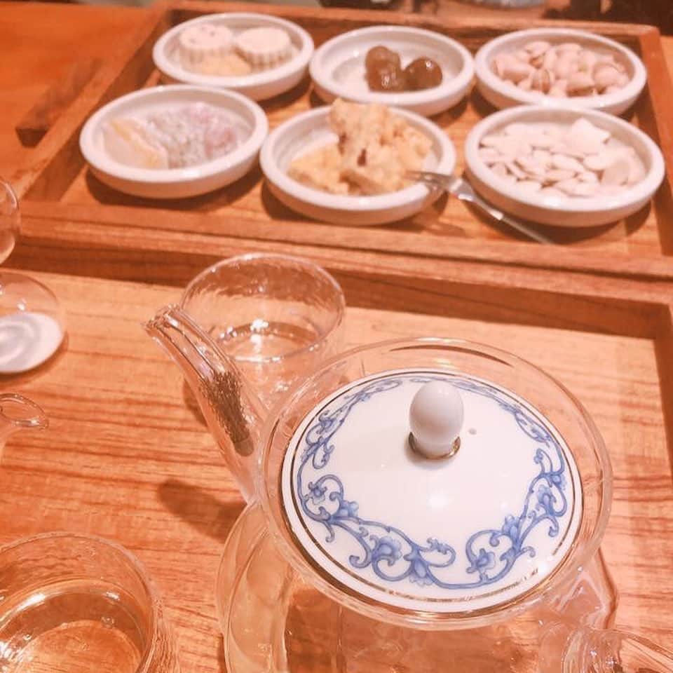 朝日放送「朝だ！生です旅サラダ」さんのインスタグラム写真 - (朝日放送「朝だ！生です旅サラダ」Instagram)「@fuhinami_official  #鶯歌 にある、茶器のお店。  陶器の街ですので、 店内にはおしゃれなデザインの、陶器の茶器がたーっくさんありました✨✨✨ 私はゆっくりと、#お茶をする時間 が好きなので。。 美味しい中国茶を味わいながら、美味しすぎる珍しい茶菓子も楽しみつつ、美しい茶器を眺めて、うっとりぼーっとしあわせな時間を過ごさせて頂きました☺️💕 ちゃっかり自分用の茶器も、お土産に買って帰りましたよ✨✨ _ #茶器のお店 #鶯歌光點美學館 #インクーグァンディエンメイシュエイグァン #のんびりお茶タイム #お買物しちゃいました #台北 #Taipei #Taiwan _ #ABCテレビ #朝日放送テレビ #朝だ生です旅サラダ #旅サラダ #旅サラダガールズ #妃海風 #タカラジェンヌ #宝塚歌劇団 #元宝塚 #海外 #旅 #travel #trip」8月9日 12時36分 - tabisalad