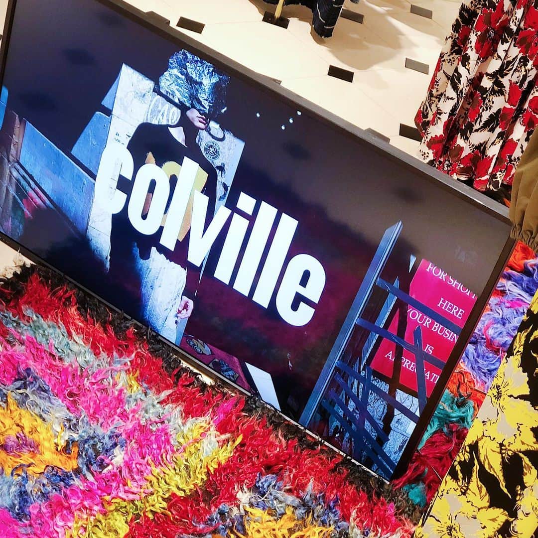 リステアさんのインスタグラム写真 - (リステアInstagram)「本日2019年8月9日（金）からリステア ブティックにて「Colville：Installation」を開催致します。  元VOGUE UKのファッションディレクターのLucinda、Marniのデザインを手掛けていたMollyとKristinの３人によって作られたコンテンポラリーブランド「Colville」。 3人の個性が反映されたColvilleはロマンチックでもあり現代的、そして大胆。 どんな女性にも合うデザインを常に追及し続けています。 鮮やかなカラーと表情のあるプリント、そして他には無い生地や繊細な縫製で作られる洋服は 個性的ではありつつも、トレンド重視のファストファッションとは異なり長く着られるデザインが特徴です。  日本ではリステア ブティックのみで行われる特別な展示となります。 今回の展示は、ロンドン・香港・ソウル・東京で行われ、カラフルなヴィンテージのラグやデザイナー達による刺激的なインスピレーション写真など、Colvilleの世界観を体感できる空間となっております。 「Colville：Installation」 DATE: 2019.8.9(金)～2019.8.16(金) ACCESS: RESTIR BOUTIQUE / 107-0052 東京都港区赤坂9-6-17 2F  是非この機会にお越しください。」8月9日 12時37分 - restirofficial