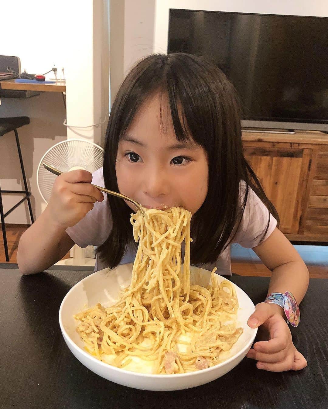 のインスタグラム：「【ランチはレモンクリームスパゲティーです！】. . . . . . . クリームにレモンを入れるとさっぱりしてこってりなクリームが食べやすくなります🙋‍♀️🙋‍♀️🙋‍♀️. . . . . レモン汁を入れた分酸味が増すので、砂糖やコンソメでまろやかにさせると子供が食べやすくなります🍋🍋🍋. . . . . すごい食べるじゃん✨✨✨. . . . . . #レモンクリームパスタ #ランチ #lunch #lemoncream #pasta」