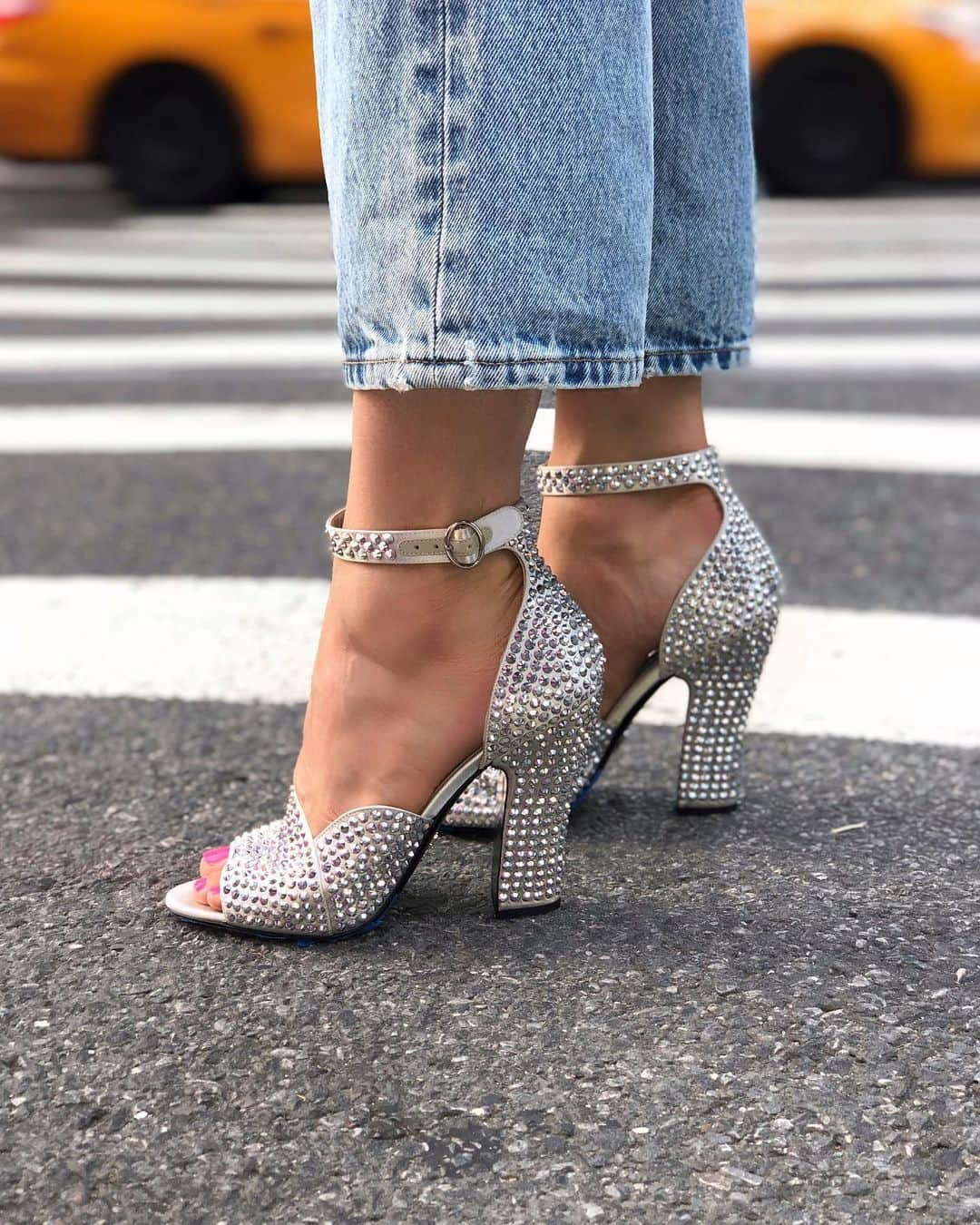 Bergdorf Goodmanさんのインスタグラム写真 - (Bergdorf GoodmanInstagram)「SHINE BRIGHT 💎 Take center stage wherever you go in @prada’s latest crystal satin ankle-strap sandals. Available now in store on 2 and online at BG.com. #BGOnFoot」8月9日 12時41分 - bergdorfs