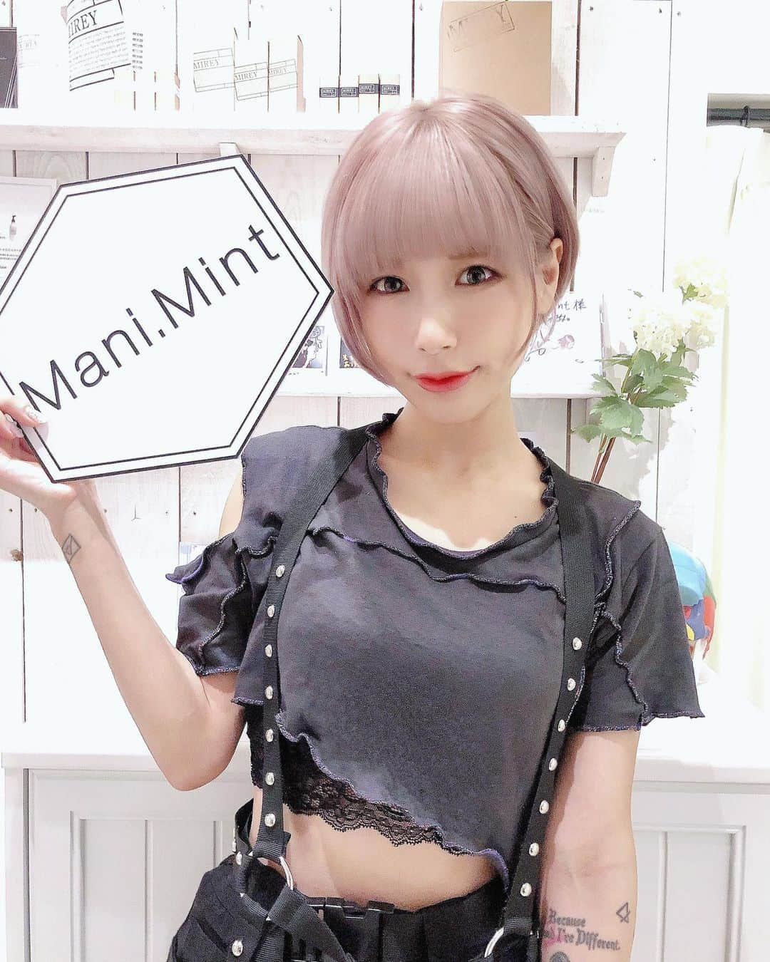 病夢やみいさんのインスタグラム写真 - (病夢やみいInstagram)「イベント前に @mani.mint_kogao で頭蓋骨矯正をしていただきました。酸素たっぷりのオイルでマッサージも。場所によってかなり痛かったけど最終的にいつも寝てしまう☁️💆🏻‍♀️☁️ 先日販売したランチェキにはマニミント直後の自撮りも混ざっているよ。ノーエフェクトのプリッと具合も良ければよおく見てみて下さい🦐 ・ #manimintbydeicy #manimint  #小顔矯正サロン#小顔矯正専門サロン」8月9日 12時51分 - yammy__________