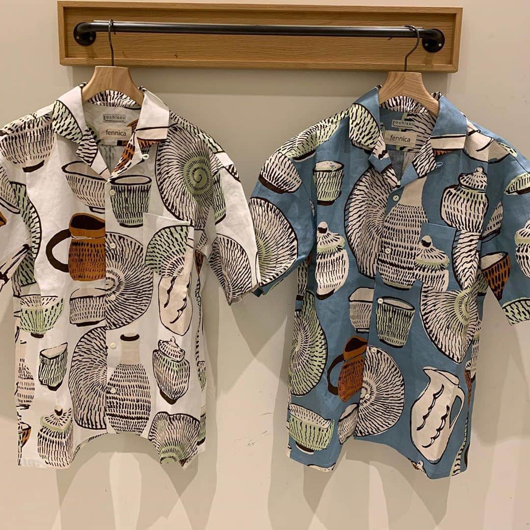 ビームス神戸さんのインスタグラム写真 - (ビームス神戸Instagram)「🔴fennica 本日8/9(金)より「インターナショナルギャラリー ビームス」と「ビームス 神戸」の同時開催で、〈夏の布とうつわ展〉と題し、「もやい工藝」セレクトのうつわと＜フェニカ＞が提案する布の製品を合わせた、夏の暮らしを提案します。  九州は小鹿田焼や小石原焼、夏らしい磁器の砥部焼や沖縄のリサイクルガラスなどの販売と、「gochisou(ゴチソウ)」のファブリックを使用したウェアを販売いたします。  テキスタイルデザイナーの〈坂本あこさん〉のテキスタイル〈gochisou(ゴチソウ)〉より、日本を代表する民藝陶器をモチーフにしたニューコレクション＜Utsuwa series(器シリーズ)〉。デザインソースに選んだ＜坂本浩二窯＞の小鹿田焼(おんたやき)の飛び鉋（とびかんな）」や「打ち刷毛目(うちはけめ)」、「櫛描き（くしがき）」、「指描き(ゆびがき)の器が描かれています。職人さんが1色1版ずつ手作業で染めを行う「手捺染(てなっせん)」ならではの鮮明な色出しと、奥行きのある色の重なり合いを楽しめる、おすすめの逸品です。 フェニカ別注のブルーカラーも新登場します。  皆様のご来店心よりお待ちしております。 ◇夏の布とうつわ展 ◇会期：8/9（金）～18（日） ◇場所：インターナショナルギャラリー ビームス ビームス 神戸 地下一階☎️078-335-2720  #fennica#fennicaKobe#beams#fennicaig #夏の布とうつわ展#小鹿田焼#gochisou#ビームス神戸#beamskobe#もやい工藝#小石原焼 #砥部焼#再生ガラス#坂本あこ」8月9日 12時53分 - beams_kobe