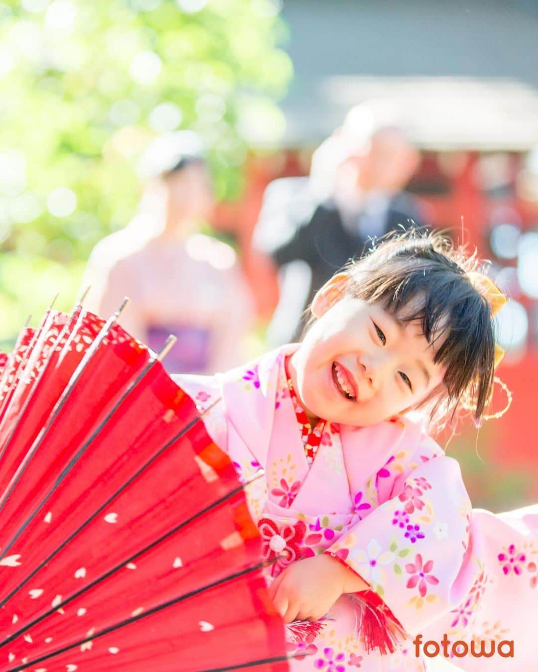 otowa (フォトワ)さんのインスタグラム写真 - (otowa (フォトワ)Instagram)「気づいたら、笑顔いっぱいに☺️﻿ ﻿ 事前にダイレクトメッセージでやりとりができるので、﻿ フォトグラファーの人柄や雰囲気が分かって安心！﻿ ﻿ 当日も楽しみながら自然な笑顔を撮影していただけました🥰﻿ ﻿ .................................﻿ ◯のん様のレビューより◯﻿ ﻿ 七五三の撮影で利用させていただきました。 ﻿ メールのやり取りの段階から、フォトグラファーさんの﻿ 感じのよさは伝わっていました。 ﻿ 当日はとても楽しく自然に笑顔がこぼれる雰囲気で﻿ 娘もフォトグラファーさんにすごくなついてました。 ﻿ 自然体の写真を撮影していただき本当に満足しています。﻿ ﻿ ありがとうございました！﻿ ﻿ 2018/11撮影﻿ .................................﻿ Photo by しょうちゃん﻿ ﻿ ▷https://fotowa.com/photographers/Shouchan/reviews/6367﻿ ﻿ ***﻿ ﻿ ⭐️#fotowaと家族 SNS投稿キャンペーン開催中⭐️﻿ ﻿ fotowaで撮影した写真に﻿ ・出張撮影の感想﻿ ・#fotowa #fotowaと家族﻿ を添えて投稿！﻿ ﻿ 応募してくださった方の中から合計8名様に﻿ fotowaクーポン券をプレゼントいたします♩﻿ ﻿ お子様だけのお写真でもOK👌﻿ 詳しくは @fotowa.jp のプロフィールURLから﻿ ご覧ください👆﻿ ﻿ ***﻿ ﻿ #fotowa #フォトワ﻿ #fotowaの七五三 ﻿ #出張撮影 #出張カメラマン﻿ ﻿ #家族写真 #ファミリーフォト﻿ #キッズコーデ #写真好きな人と繋がりたい #新米ママ﻿ #親バカ部 #赤ちゃん #おやばか部 #赤ちゃんのいる暮らし﻿ #コドモダカラ #親子 #キズナ #子育て﻿ #赤ちゃんのいる生活 #育児 #子育てぐらむ﻿ #七五三 #七五三3歳 #七五三7歳 #七五三女の子 #753 #七五三写真」8月9日 12時55分 - fotowa.jp