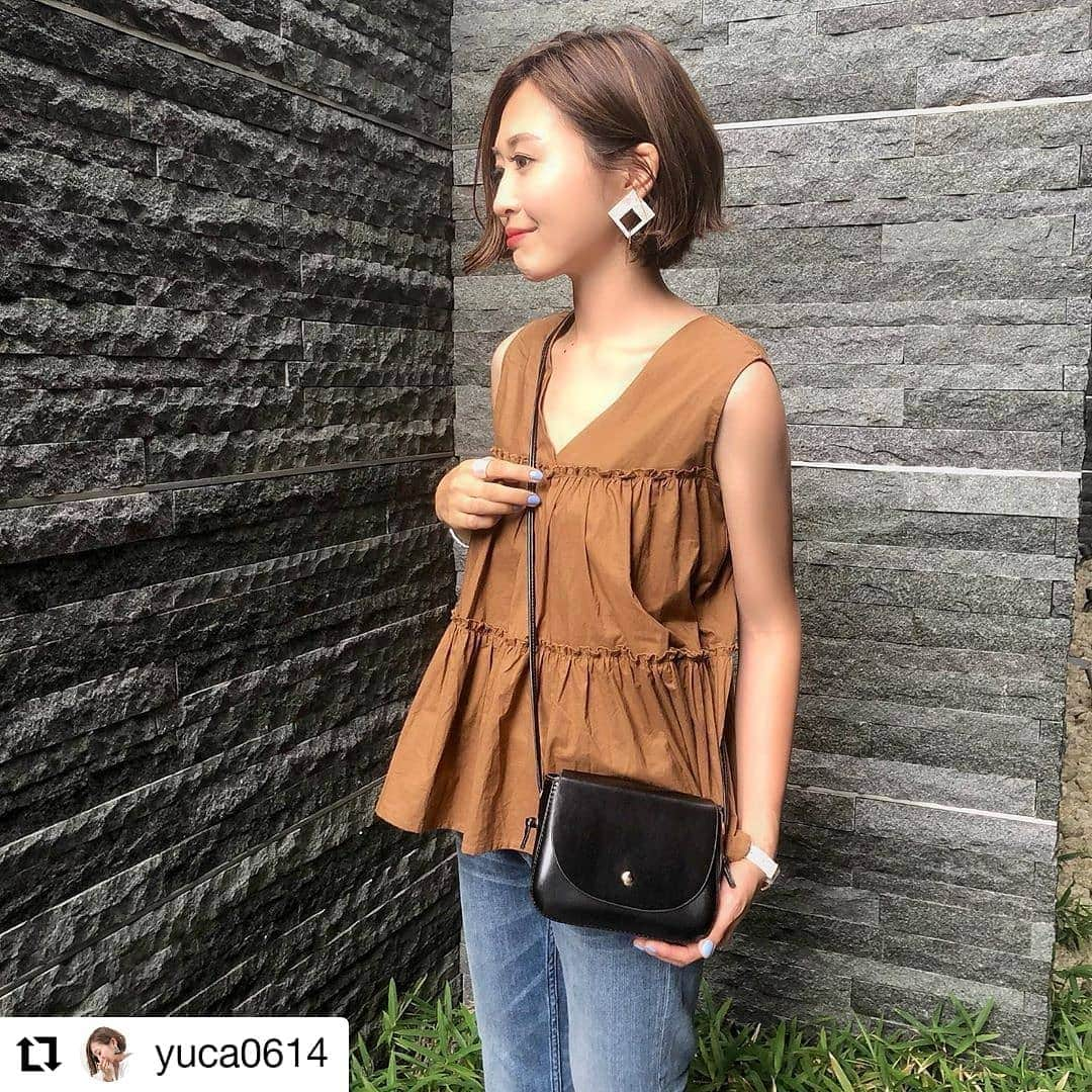 ショップにこにこさんのインスタグラム写真 - (ショップにこにこInstagram)「#Repost @yuca0614 • • • • • • 𓂅𓂅𓂅﻿ ころんとしたフォルムが可愛い﻿ @shopnikoniko のバッグ ✭*﻿ ﻿ お気に入りで2色目！﻿ 最低限のお財布スマホハンカチ﻿ リップなんかは入るから便利♡﻿ ﻿ 旅行先で貴重品を入れて使うの﻿ にも絶対使えると思う♡﻿ ﻿ しかも今ならお得になってる﻿ みたいだから是非チェック👇﻿ ﻿ ＼ZOZOTOWN店限定！／﻿ レザー調ミニショルダーバッグが﻿ タイムセール ﻿ 1,814円 → 1,699円﻿ 期間:8月9日(金)13:00 ～ 8月13日(火)10:59﻿ ﻿ ______________________________﻿ #ショップにこにこ_zozotown #ショルダーバック #ミニバック #小ぶりバッグ #バッグ #ティアードトップス #ノースリーブトップス #ハンドメイドピアス #デニムコーデ  #ティアード #ボブヘア #ママコーデ #大人カジュアル #シンプルコーデ #カジュアルコーデ #綺麗目カジュアル #着回しコーデ #今日のコーデ #大人可愛い#30代コーデ #30代ファッション #ルーファ #ponte_fashion  #mamagirl #mineby3mootd  #お洒落さんと繋がりたい﻿ ﻿」8月9日 13時05分 - shopnikoniko