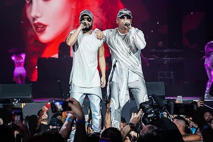 ウィジンさんのインスタグラム写真 - (ウィジンInstagram)「Gracias Dallas !! @wisinyyandel  @uforiamusic」8月9日 12時58分 - wisin