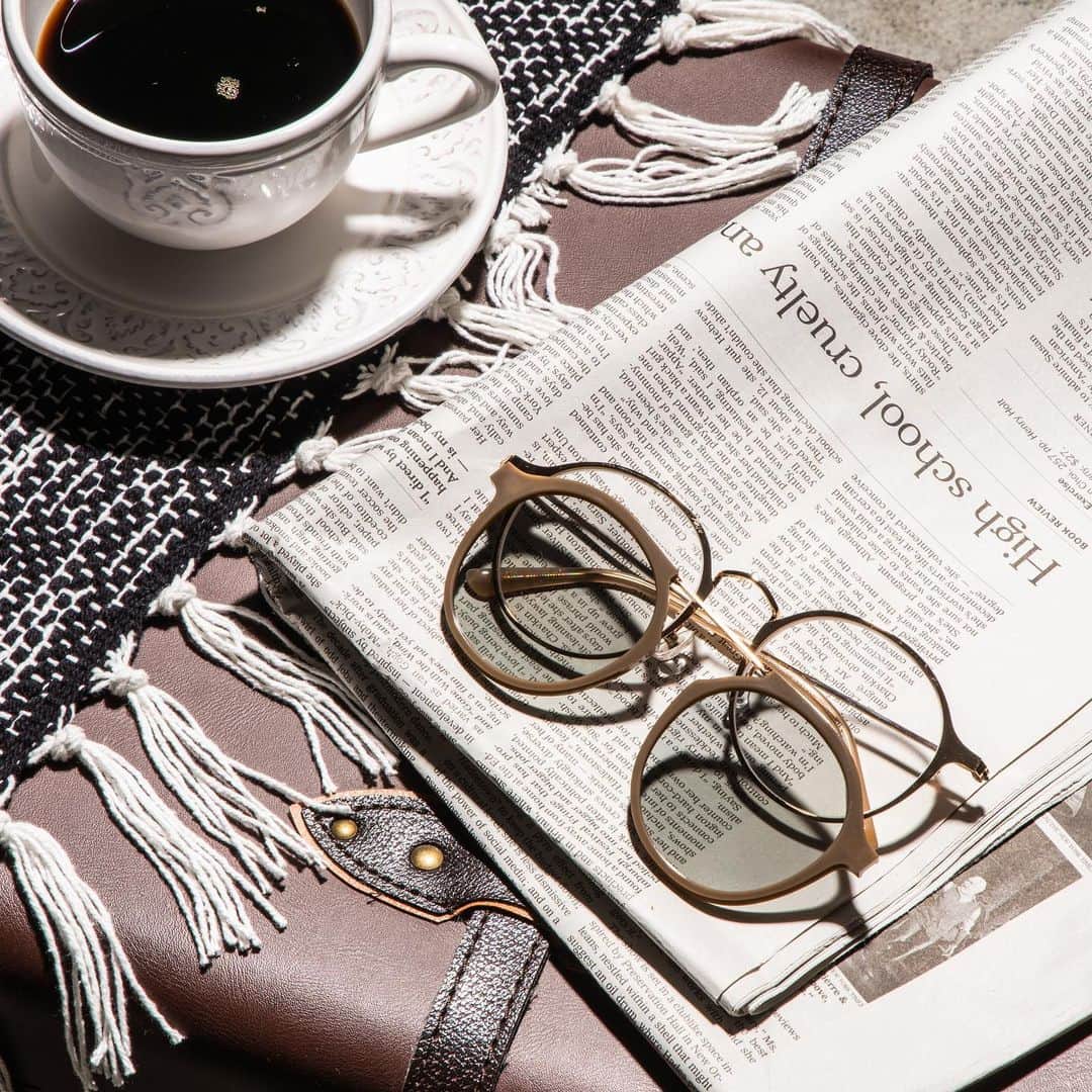 Zoff Officialのインスタグラム：「Zoff × takashi kumagai / ZY192G01-57E1 @takashikumagai_official  80年代を彷彿とさせるフレームデザインに、ベージュを中心とした3色のカラーバリエーションで展開。スタイリッシュなフォルムは、どんなファッションにも馴染みます。レンズの付け替えで、メガネとサングラスの2way仕様に。 #Zoff #FASHION #eyewearstyle #メガネ #Zoffコーデ」