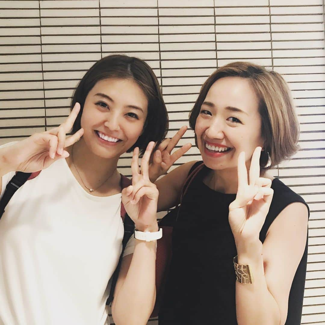 篁祐希のインスタグラム：「昨日、新宿の街中で、まんちゃんとバッタリ😳💕💕 スタイリッシュな美女がおるな〜…と思ったら、まさかのまんちゃん‼️ 大声を出してしまいました🤭💦笑 会えて嬉しかったぁ😆💕✨ . #宝塚 #宝塚歌劇団 #月組 #同期 #91期 #貴千碧 #新宿 #tokyo #shinjuku」