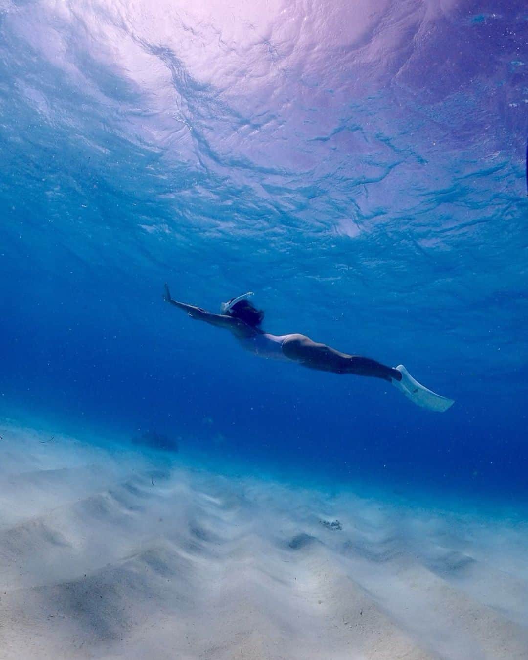 小竹麻美のインスタグラム：「伊良部島でシュノーケリングもしたよ🐠🐠🐠青くて透けているキレイな海。上から見ても底が透ける😳船で何箇所かまわっていろんな海を泳げた💙ここのスポットは、海の中の砂が波波模様で可愛かった〜💙💕 photo by @ryumar17  #miyakojima#miyakoisland#okinawa#trip #宮古島#伊良部島#沖縄#宮古島旅行」