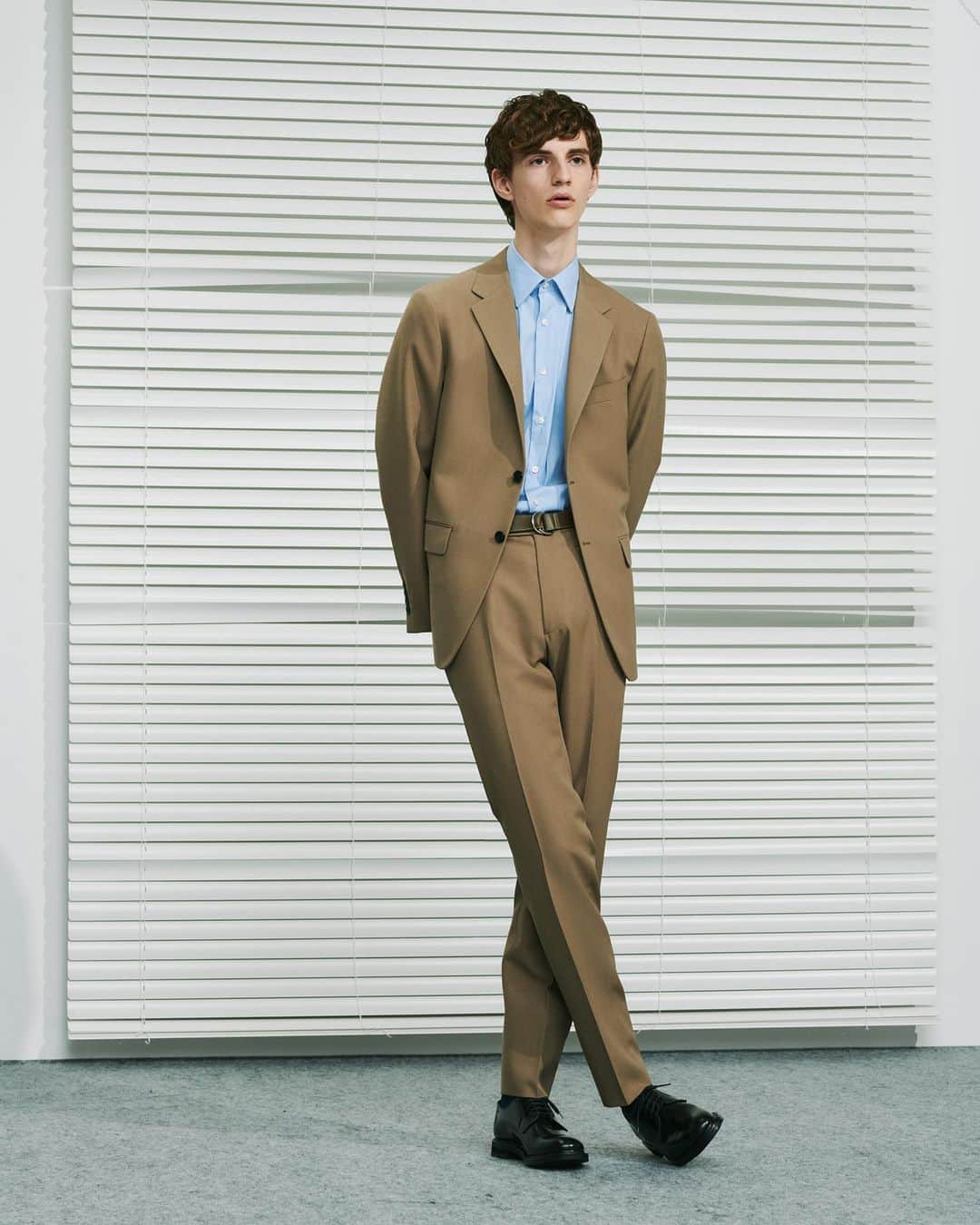 UNITED ARROWS さんのインスタグラム写真 - (UNITED ARROWS Instagram)「本日、新しいオリジナルスーツが店頭に並びました。 着る人を引き立たせるミニマルデザインのセットアップ。自然体で着ていただける自信作です。  #UnitedArrows #jacket #trousers #suit #Mmodel」8月9日 13時12分 - unitedarrows_official