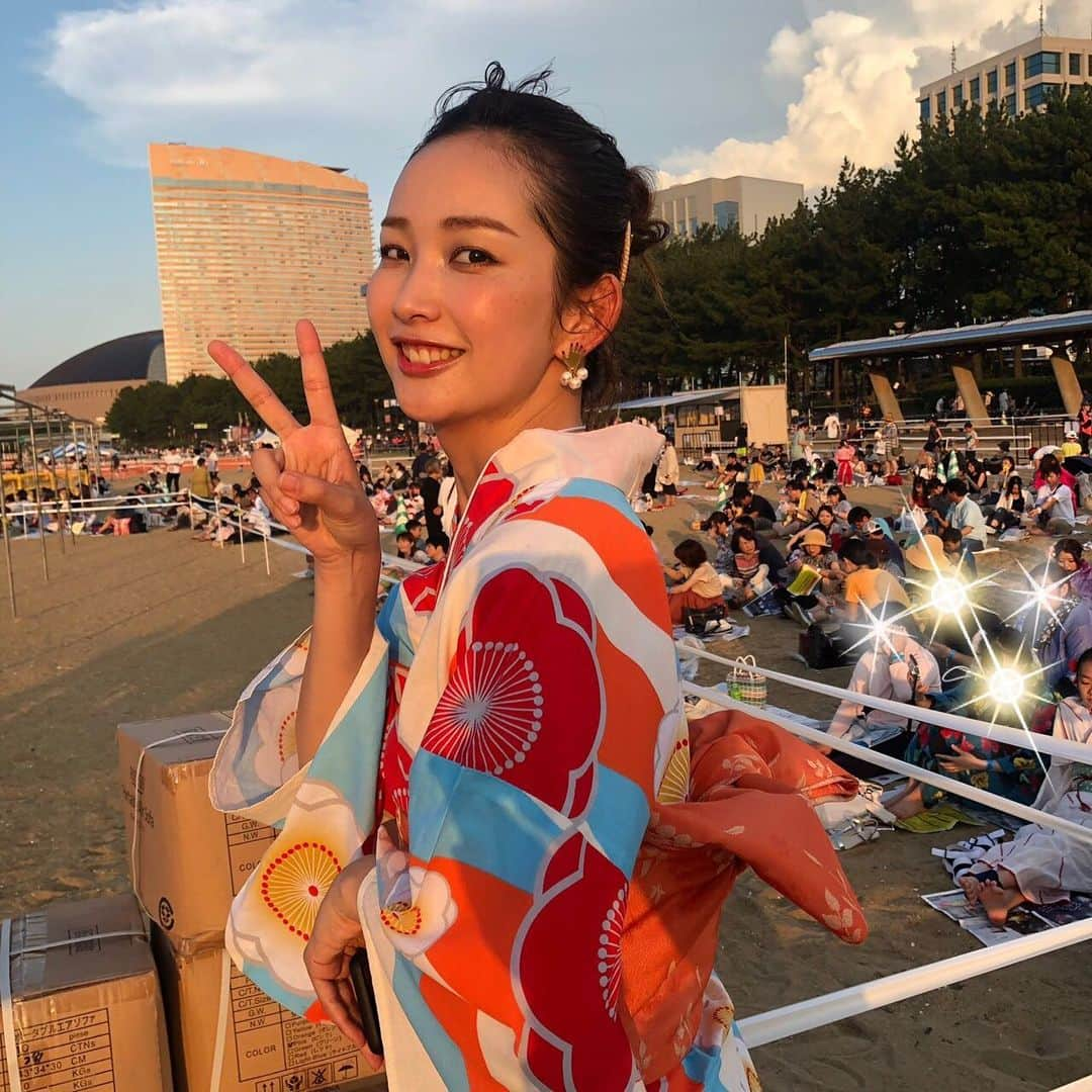 中上真亜子さんのインスタグラム写真 - (中上真亜子Instagram)「ドキドキだった百道浜での花火ファンタジア🎇途中からの悪天候により中止になってしまいましたが、私にとってはこの夏の大きな思い出です🙏🎇 . 放送は明日RKBで14時からを予定しているみたいです🎇色々と変更があると思いますが、お家にいる方は是非🌴 #色んな思いが込み上げて #ご飯の後にまた百道浜に戻って飛び込んだ人居たよ #故にふみちゃんの携帯は水没してるよ #そして今日はおそろいのサンダルだったよ #そしていまロケ先で同じサンダル買ったよ #このあとは外でインフォマ撮影だよ楽しみ #後悔しない夏2019」8月9日 13時23分 - maako_nakagami