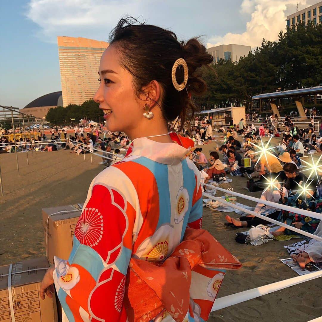 中上真亜子さんのインスタグラム写真 - (中上真亜子Instagram)「ドキドキだった百道浜での花火ファンタジア🎇途中からの悪天候により中止になってしまいましたが、私にとってはこの夏の大きな思い出です🙏🎇 . 放送は明日RKBで14時からを予定しているみたいです🎇色々と変更があると思いますが、お家にいる方は是非🌴 #色んな思いが込み上げて #ご飯の後にまた百道浜に戻って飛び込んだ人居たよ #故にふみちゃんの携帯は水没してるよ #そして今日はおそろいのサンダルだったよ #そしていまロケ先で同じサンダル買ったよ #このあとは外でインフォマ撮影だよ楽しみ #後悔しない夏2019」8月9日 13時23分 - maako_nakagami