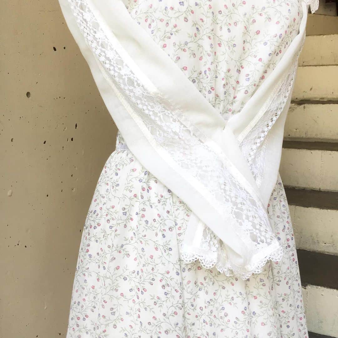 NUTTY Vintage&Collectibleさんのインスタグラム写真 - (NUTTY Vintage&CollectibleInstagram)「💓💓NEW ARRIVAL 💓💓 “GUNNE SAX” white flower print dress  人気の GUNNE SAX💓 素朴な花柄とレースの組み合わせが可愛い1着入荷いたしました！  合わせましたheaddressは Sale price 💓 ¥14800⇨¥10360 !!! #nutty#vintageshop#boutique#osaka#horie#japan#ootd#fashion#vintagestyle#vintagefashion#used#vintage#大阪#堀江#南堀江#古着#古着屋#古着女子#ヴィンテージ#ビンテージ#ootd#コーディネート#coordinate#ファッション#大阪古着#ヴィンテージショップ#40s#50s#60s#gunnesax」8月9日 13時25分 - nutty_vintage