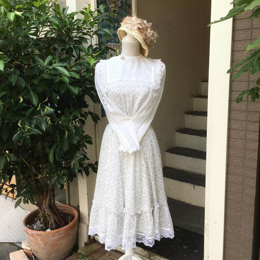 NUTTY Vintage&Collectibleさんのインスタグラム写真 - (NUTTY Vintage&CollectibleInstagram)「💓💓NEW ARRIVAL 💓💓 “GUNNE SAX” white flower print dress  人気の GUNNE SAX💓 素朴な花柄とレースの組み合わせが可愛い1着入荷いたしました！  合わせましたheaddressは Sale price 💓 ¥14800⇨¥10360 !!! #nutty#vintageshop#boutique#osaka#horie#japan#ootd#fashion#vintagestyle#vintagefashion#used#vintage#大阪#堀江#南堀江#古着#古着屋#古着女子#ヴィンテージ#ビンテージ#ootd#コーディネート#coordinate#ファッション#大阪古着#ヴィンテージショップ#40s#50s#60s#gunnesax」8月9日 13時25分 - nutty_vintage