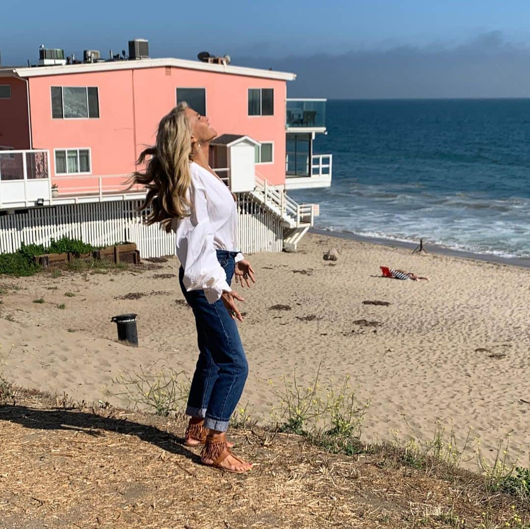 クリスティ・ブリンクリーさんのインスタグラム写真 - (クリスティ・ブリンクリーInstagram)「This is the Street Where I Grew Up. I’m standing at my old school bus stop. I lived a few doors down. So many happy memories in the sea breeze and the roar of the waves. #malibu  #oldmaliburoad #memory #beach #ourview #childhood #pointdume #california #californiagirl」8月9日 13時30分 - christiebrinkley