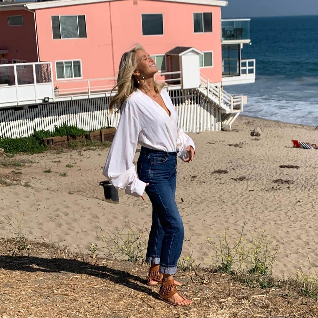 クリスティ・ブリンクリーさんのインスタグラム写真 - (クリスティ・ブリンクリーInstagram)「This is the Street Where I Grew Up. I’m standing at my old school bus stop. I lived a few doors down. So many happy memories in the sea breeze and the roar of the waves. #malibu  #oldmaliburoad #memory #beach #ourview #childhood #pointdume #california #californiagirl」8月9日 13時30分 - christiebrinkley