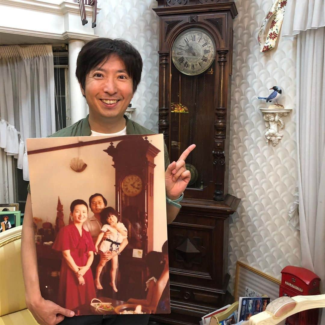 有村昆さんのインスタグラム写真 - (有村昆Instagram)「‪6日は #丸岡いずみ の誕生日🎂‬ ‪久しぶりに僕の実家で、じーじとばーばみんなで、家族でお祝い🥂‬ ‪実家にある150年物の「大きな古時計」に、僕の子供時代の写真にちび太は大興奮❗️‬ ‪さらにピアノにも夢中に🥰🎹‬ ‪ばーばの「大きな古時計」の演奏でみんなで大合唱。‬ ‪#いずみん おめでとう㊗️‬ ‪#有村昆‬」8月9日 13時44分 - kon_arimura