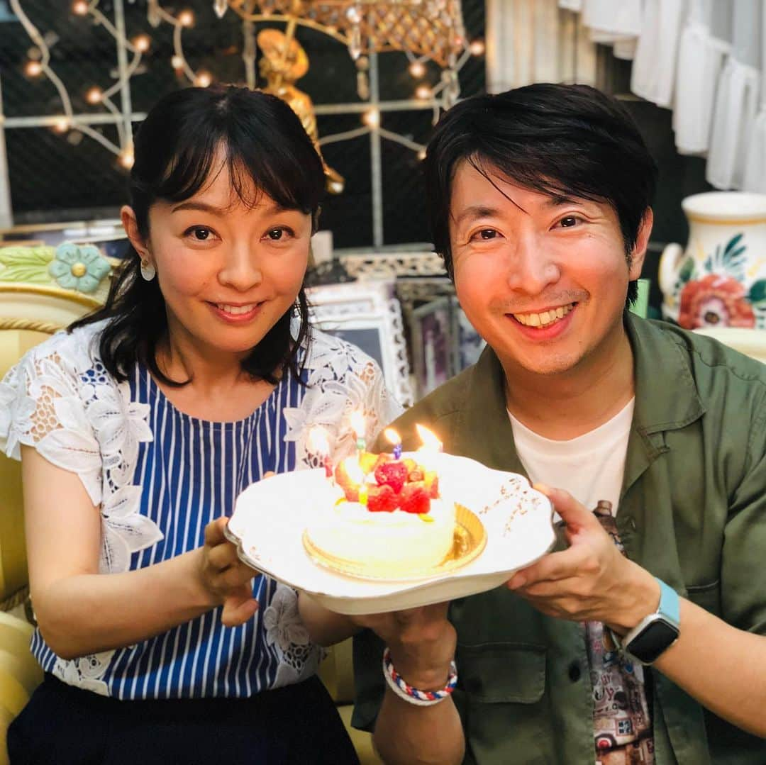 有村昆さんのインスタグラム写真 - (有村昆Instagram)「‪6日は #丸岡いずみ の誕生日🎂‬ ‪久しぶりに僕の実家で、じーじとばーばみんなで、家族でお祝い🥂‬ ‪実家にある150年物の「大きな古時計」に、僕の子供時代の写真にちび太は大興奮❗️‬ ‪さらにピアノにも夢中に🥰🎹‬ ‪ばーばの「大きな古時計」の演奏でみんなで大合唱。‬ ‪#いずみん おめでとう㊗️‬ ‪#有村昆‬」8月9日 13時44分 - kon_arimura