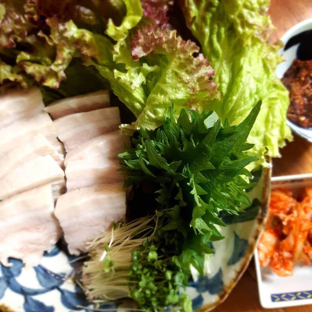 TOKIEさんのインスタグラム写真 - (TOKIEInstagram)「料理欲にかられてまして、食べ物の投稿多いですね笑 アメブロにお引っ越しした「奏でる食べるは好きなこと」更新しました。 今回は、暑いのであまり火も使わず野菜とお肉をモリモリ食べられる【ポッサムキムチ】です。 vol.54 【ポッサムキムチ】 https://ameblo.jp/tokie4strings/entry-12503318273.html  #奏でる食べるは好きなこと　#ポッサムキムチ #豚肉」8月9日 13時57分 - tokieofficial1