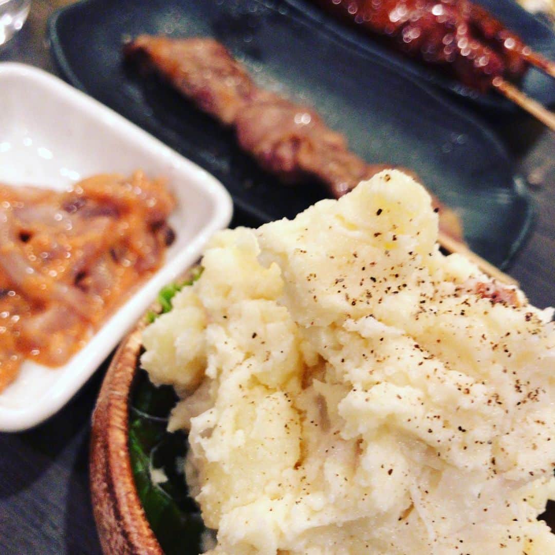 のインスタグラム：「仕事終わり！！！ 奇跡の1時間まき！！ よし！帰るか！？ 軽くコーヒーするか！？ ※昨日の晩御飯！最高！！！ #仕事 #終わり #焼き鳥 #レバー #塩辛 #ハツ #美味しい #あきげん #石井元気」