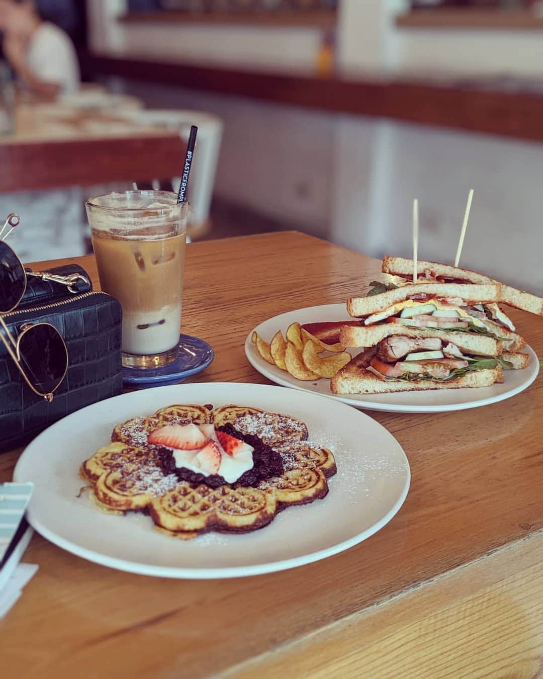 Yoshiko Kris-Webb クリス-ウェブ佳子さんのインスタグラム写真 - (Yoshiko Kris-Webb クリス-ウェブ佳子Instagram)「at @rocketcoffeebar ☕ 美味しいコーヒーを求めて今日は朝7時からオープンしている @rocketcoffeebar で朝ご飯。最寄り駅はChong Nonsi。#TokyoDameThailandTrip」8月9日 13時59分 - tokyodame