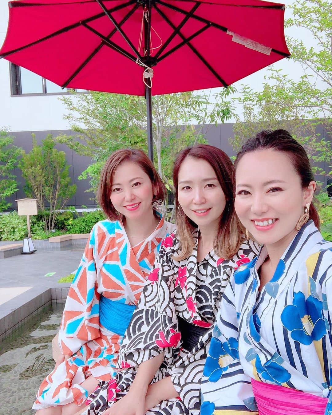 長嶺菜菜子のインスタグラム：「﻿ ﻿ 見て見て🤩﻿ ﻿ ﻿ 涼しげ👘🎐﻿ ﻿ ﻿ ここの足湯さ﻿ 夏はぬるい良い感じの足水になり、涼めるんだよー💫💫﻿ ﻿ ぬるいって褒め言葉ね👈﻿ ﻿ ﻿ ここは﻿ @solaniwaonsen ﻿ ﻿ 弁天町駅近くの立地の良さ﻿ 終電を逃しても、朝まで過ごせるよ﻿ ﻿ ﻿ なんと朝11時から朝9時まで営業﻿ ﻿ ﻿ 館内は好きな浴衣でまったり出来るし﻿ 漫画もあるしリクライニングシートでゆっくり出来るよヾ(*･∀︎･*)ﾉﾞ﻿ ﻿ ﻿ ﻿ カップルと﻿ 友達と﻿ 家族と﻿ ﻿ ﻿ ほんと楽しめる空間😆💫🙌﻿ ﻿ ﻿ ★------------------------------------------------☆ ﻿ #空庭温泉 #温泉施設 #温泉 #大阪温泉﻿ #大阪観光 #観光名所 #癒しスポット﻿ #弁天町 #夏祭り﻿ #夏フェス #夏イベント ﻿ #solaniwaonsen #onsen ﻿ #PR」
