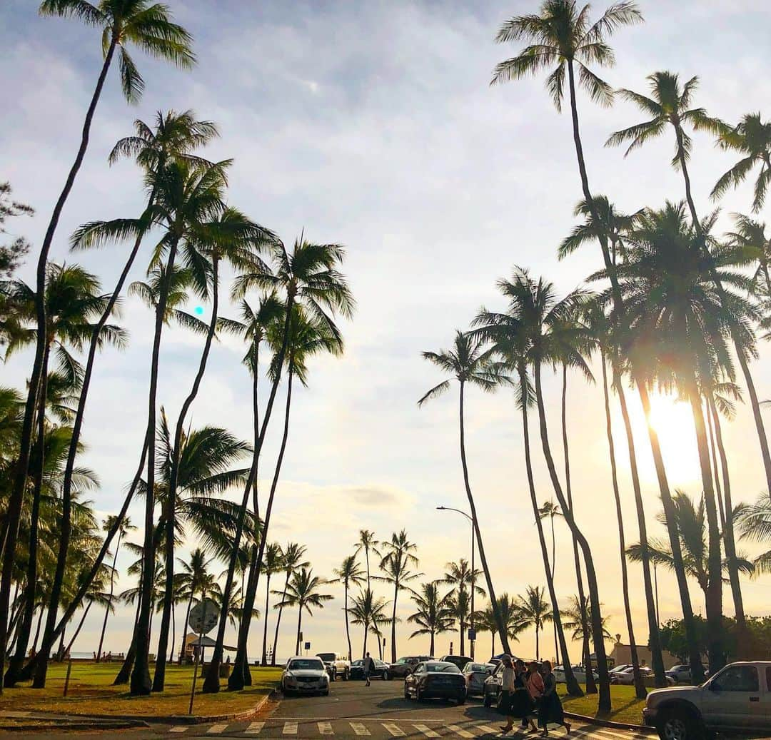 マキ・コニクソンさんのインスタグラム写真 - (マキ・コニクソンInstagram)「今日の夕陽タイム。 朝からバタバタだったけど この光景を見ながら家路に着くと一日の疲れが一気にとれるんだよね！まさに奇跡の海”Kaimana Beach” 素敵な週末を！💕💕 #ハワイのおすそ分け🤙🏼 #優しい光✨✨」8月9日 14時03分 - makikonikson