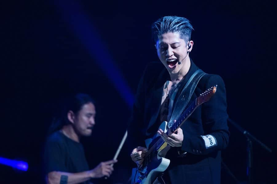 雅-MIYAVI-さんのインスタグラム写真 - (雅-MIYAVI-Instagram)「We did it together ‼️‼️😝🤘🏻Performed “The Others” with these talented and energetic (And FUN!) kids onstage for the MIYAVI special episode on one of the most influential TV programs in Japan “NHK SONGS” So glad that the program was able to focus not only on my music career but also on my activity as an ambassador of #UNHCR so that many people can see, learn and witness the refugee crisis which is happening in the world right now. いつも @nhk_songs さんにはお世話になっていますが、今回「も」永久保存版だと強く感じています。ライヴやステージセットの熱さ、素敵すぎるゲストの皆さん（矢沢さん、布袋さん、実花さん、ダオコちゃん、そしてアンジー！皆さん、超、感謝です🙏🏻）そして何より #UNHCR 親善大使としての活動にも焦点を当てていただいたこと、本当に嬉しく思います。一緒に”The Others“を歌ってくれたキッズたちも緊張していたと思うけど、本当によく頑張りました！💯💯😃👏🏻８月１０日、お見逃しなく！！！！⚡️⚡️👀📺 #Repost @miyavi_news ・・・ 【News】 #MIYAVI「#SONGS」でキッズ合唱団やDAOKOとコラボ、矢沢や布袋らコメント紹介 . MIYAVIが8月10日（土）23:00よりNHK総合で放送される「SONGS」に出演！ . アンジェリーナ・ジョリー監督作「不屈の男 アンブロークン」で俳優としてハリウッド進出、昨年のパリコレでモデルデビューを果たし、さらにUNHCR（国連難民高等弁務官事務所）の親善大使を務めるなど、アーティストのみならずさまざまな分野で活躍するMIYAVI。「SONGS」ではMIYAVIの多彩な活動を紹介するほか、矢沢永吉、布袋寅泰、DAOKO、写真家で映画監督の蜷川実花によるメッセージをもとに、MIYAVIの魅力に迫る。 . また番組では、MIYAVIが蜷川監督の映画「Diner ダイナー」の主題歌「千客万来」をDAOKOと、「皆 それぞれ違うけれど それぞれの色があって それぞれが自分自身」がテーマの「The Others」を合唱団のスペシャル・キッズ・クワイアと共に披露するほか、最新アルバム「NO SLEEP TILL TOKYO」の表題曲「No Sleep Till Tokyo」もパフォーマンスする。 . https://natalie.mu/music/news/342520 ©️音楽ナタリー Photo from NHK . @miyavi_ishihara #TV出演 #NHK #SONGS #NewAlbum #NoSleepTillTokyo #NSTT #千客万来 #蜷川実花 #ダイナー #TheOthers #UNHCR #MIYAVI_UNHCR #スペシャルキッズクアイワ #クワイア」8月9日 14時09分 - miyavi_ishihara