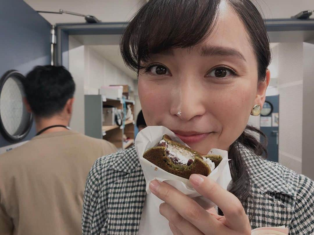 日本テレビ「偽装不倫」さんのインスタグラム写真 - (日本テレビ「偽装不倫」Instagram)「撮影の合間、おやつを食べて、クリームが鼻についちゃった #杏 さん🤣﻿ ﻿ #偽装不倫 #東村アキコ﻿ #日テレ #水ドラ﻿ #YLAB #LINEマンガ #文藝春秋﻿ ﻿ ★見逃し配信(#Hulu #日テレ無料TADA!)も ぜひチェックしてください🎵﻿ 詳細は、下記の番組ホームページから👇﻿ 【公式HP】﻿ https://www.ntv.co.jp/gisouhurin/」8月9日 14時12分 - gisou_ntv