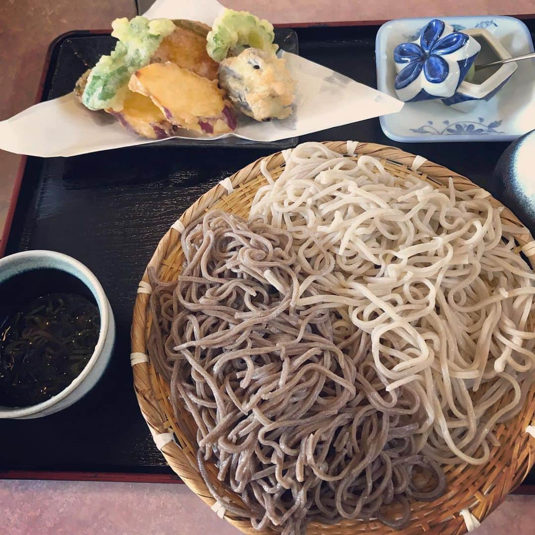 三宅洋平さんのインスタグラム写真 - (三宅洋平Instagram)「吉備中央町、円城道の駅に隣接している「品野屋」の蕎麦がうまい。 吉備中央町でこれだけしっかりとした手打ちそばを食べられることに感動します。地場産の蕎麦が香る田舎蕎麦と更科のミックスがおススメ。店主や厨房の奥さまたちの畑でとれた野菜の天ぷらも、美味しいですよ。 #吉備中央町 #円城道の駅 #岡山 #手打ち蕎麦」8月9日 14時23分 - miyake_yohei