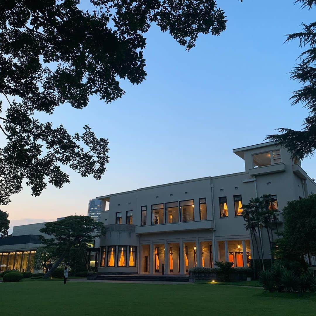 東京都庭園美術館さんのインスタグラム写真 - (東京都庭園美術館Instagram)「【本日サマーナイトミュージアム】 夏休み期間の金曜日はサマーナイトミュージアム！17時以降、学生の方は入場無料、一般・65歳以上の方は団体料金でご覧になれます。 柔らかな明かりに照らしだされた、真夏の夜の邸宅をどうぞお楽しみください。 #1933年の室内装飾展 #東京都庭園美術館 #東京 #建築 #室内装飾 #朝香宮邸 #夜間開館 #サマーナイトミュージアム #tokyometropolitanteienartmuseum #teienartmuseum #Architecture #tokyo #summernightmuseum #TokyoTokyoFESTIVAL」8月9日 14時23分 - teienartmuseum