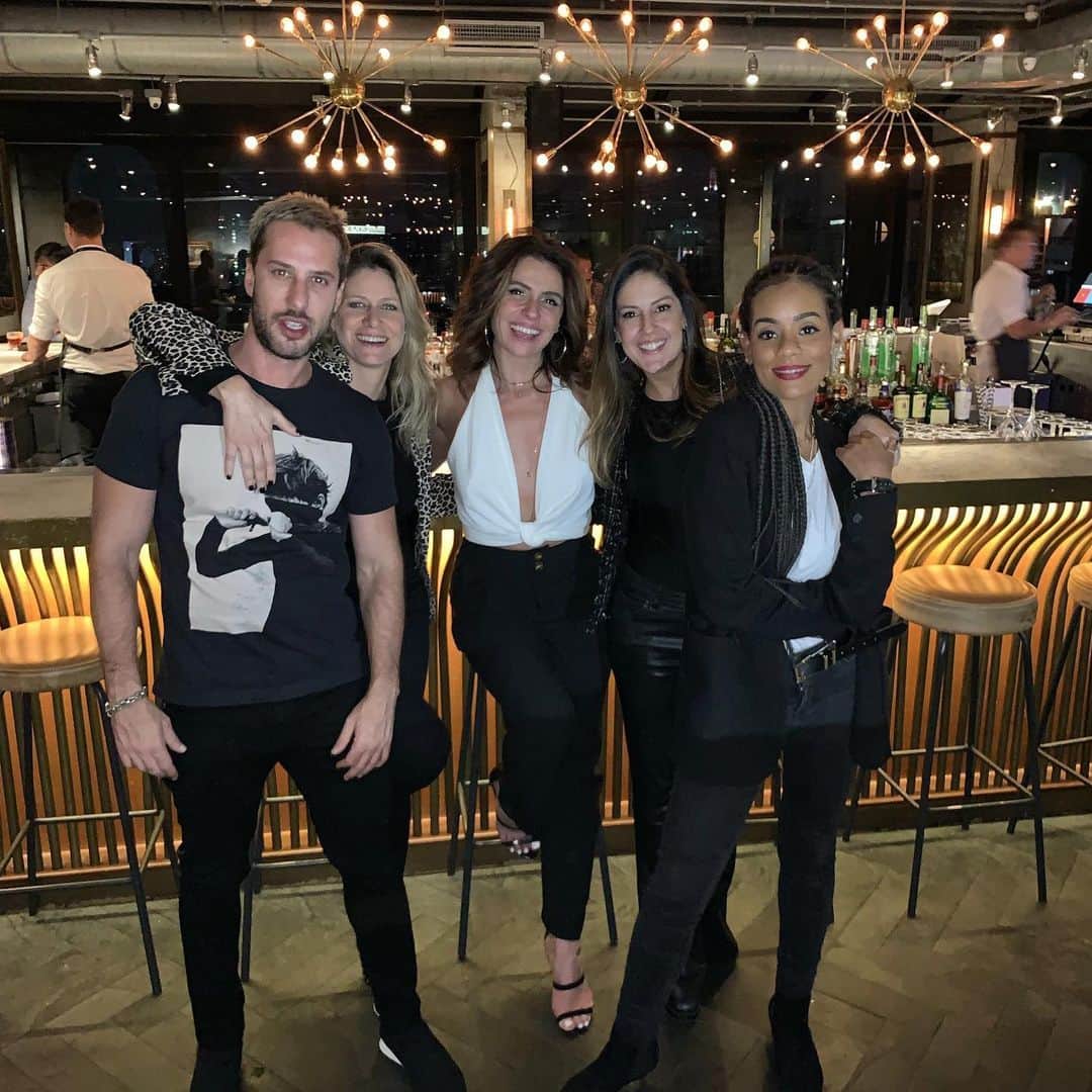 Giovanna Antonelliのインスタグラム：「Jantar mais q especial!!!! 💕Niver das minhas musas @laisbartoli ❤️🌸🌹@monicaambrosio_  Com esses 2 que amuuuuuu @didiwagner @caiofischer nesse lugar incrível!!!! @seensaopaulo @tivolimofarrej 💕」