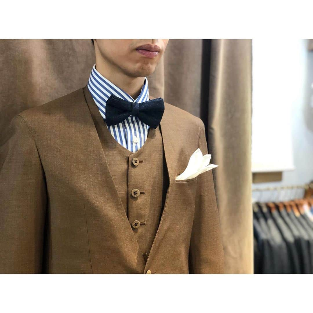 life_style_orderさんのインスタグラム写真 - (life_style_orderInstagram)「< collarless×brown > ブラウンのノーカラースリーピース。  人気の刻印入りオリジナルの水牛ボタンは、経年変化し素材本来の味わいを長く楽しめます。 . . . ----------------------------------------- ※御来店の際は御予約をお願い致します。 ----------------------------------------- オーダーメイド製品はlifestyleorderへ。 made in japan  #lifestyleorder #ライフスタイルオーダー #ノーカラー #プレ花嫁 #新郎コーデ #新郎衣装 #スーツスタイル #オーダースーツ #2018冬婚 #2019春婚」8月9日 14時19分 - life_style_order