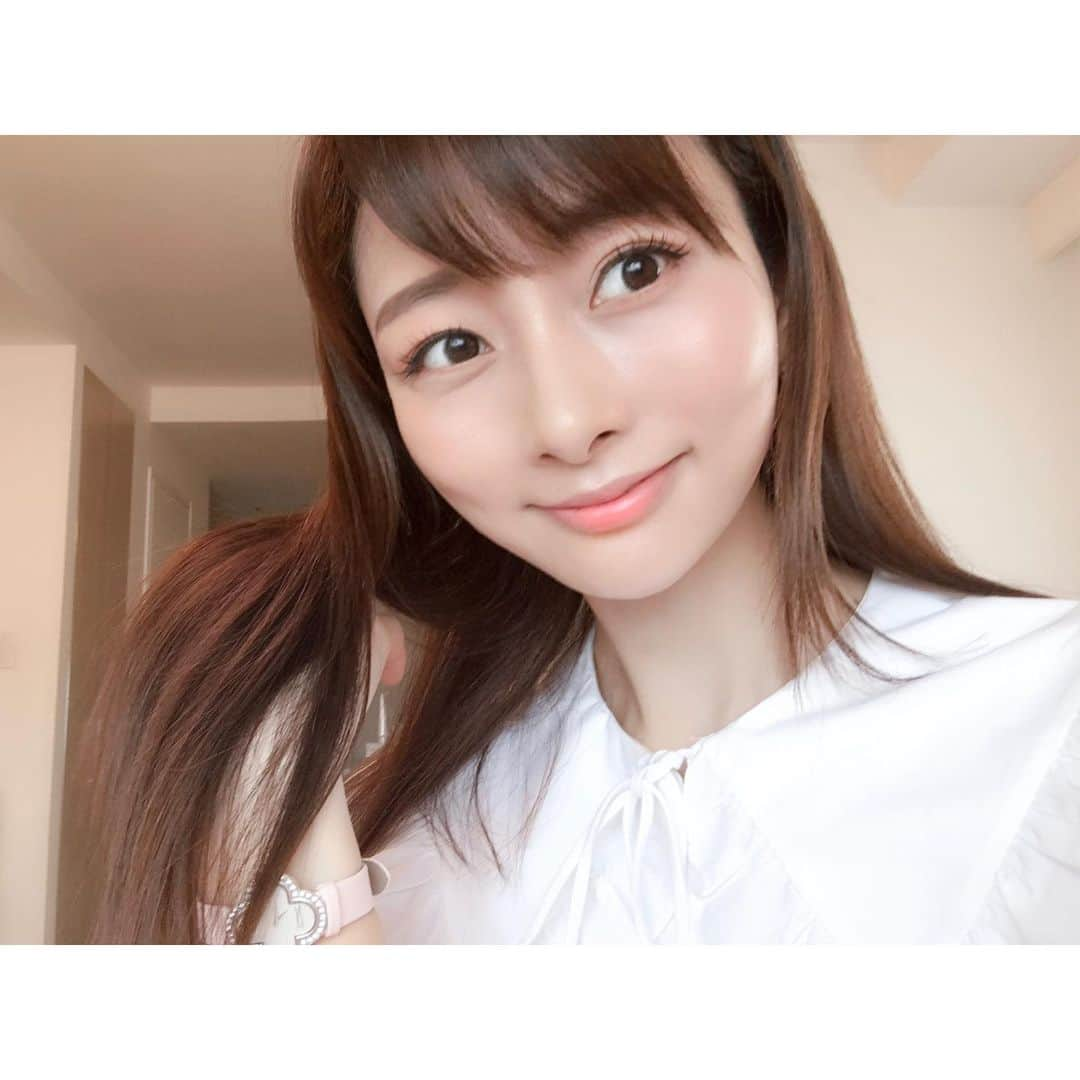 石井美保さんのインスタグラム写真 - (石井美保Instagram)「AMATA @hairsalon_amata でクレイを使ったヘッドスパと、最強トリートメントヴァーテクスをしてきました。ハリコシとツヤが復活。最近髪にアイロンを当てる頻度がかなり増しているので、マメに通わなくては。サラサラストレートの時はオイルは使わず、毛先にオーウェイのスムージングクリームをほんの少しだけつけます。重くならず、毛先がさらりとまとまる。」8月9日 14時19分 - miho_ishii