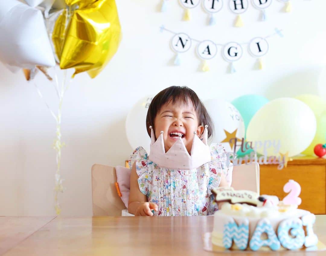 Megumi Konoさんのインスタグラム写真 - (Megumi KonoInstagram)「. . きのう娘が2歳に🎂 . よく笑い よく喋り 自己主張強めの 元気な女の子に成長してます😂 . 正直... 育児しんどいなと思うことのほうが多かった2年間。 毎日疲れてしんどくて 白目剥くことの連続... 泣くこともよくあった。 こんなん聞いてないよぉ...って。 . でも過ぎてしまえば 本当にあっという間。 どんどん成長していく娘をみて 今度は寂しくて泣ける...笑 . 大人になっても こうやって大きく目一杯 笑える人になってほしいな。 ゆっくり大きくなってね☺︎ おめでとう🎉 . . . #2歳#2歳誕生日#女の子ママ#ママリ#こどものいる暮らし#バースデーフォト#2歳バースデー#2017_summer_baby部」8月9日 14時20分 - monocoto_scrap