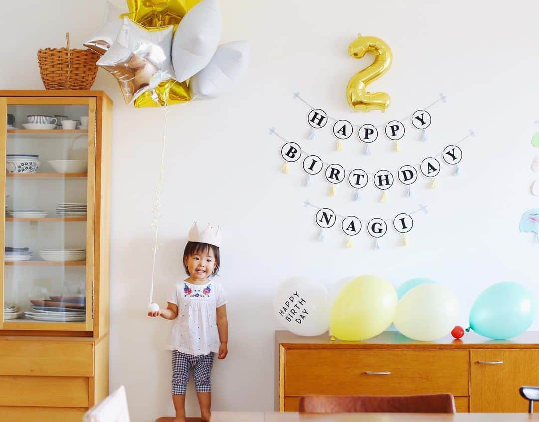 Megumi Konoのインスタグラム：「. . きのう娘が2歳に🎂 . よく笑い よく喋り 自己主張強めの 元気な女の子に成長してます😂 . 正直... 育児しんどいなと思うことのほうが多かった2年間。 毎日疲れてしんどくて 白目剥くことの連続... 泣くこともよくあった。 こんなん聞いてないよぉ...って。 . でも過ぎてしまえば 本当にあっという間。 どんどん成長していく娘をみて 今度は寂しくて泣ける...笑 . 大人になっても こうやって大きく目一杯 笑える人になってほしいな。 ゆっくり大きくなってね☺︎ おめでとう🎉 . . . #2歳#2歳誕生日#女の子ママ#ママリ#こどものいる暮らし#バースデーフォト#2歳バースデー#2017_summer_baby部」