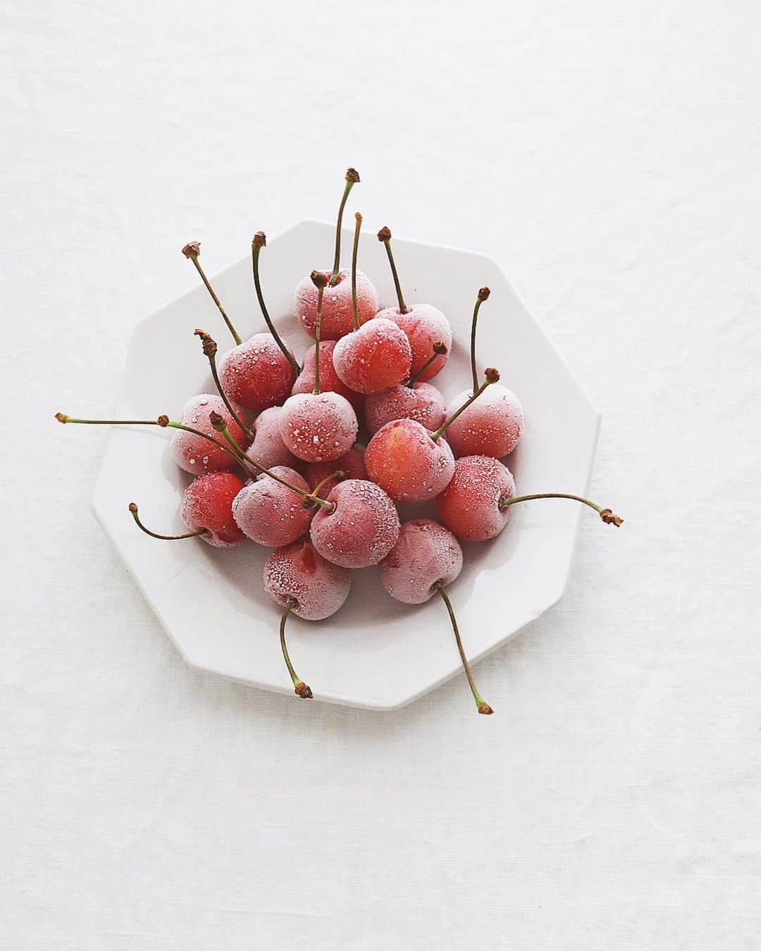 樋口正樹さんのインスタグラム写真 - (樋口正樹Instagram)「Frozen cherries . 暑い夏は冷たい 冷凍さくらんぼ。 半解凍くらいの シャリっと感◎ . . #冷凍さくらんぼ #frozencherries #🍒」8月9日 14時22分 - higuccini