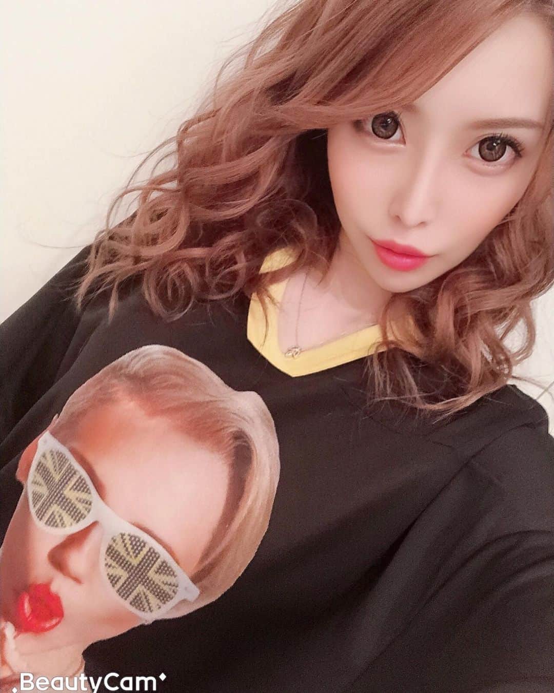 高橋沙弥華のインスタグラム：「今流行りのデザイン私もgetした🥺❤ 室内ずっとおると肌寒かったりするからこれくらいの袖丈もいい感じ👏👏 メンズっぽいのがツボ💓  朝から甲子園見て感動してる😭  @rarete2015 #ラルテ #メンズ #ウィメンズ #マリリンモンロー #rarete #casual #casualstyle #流行り #人気 #ミーハー #ミーハー女子」