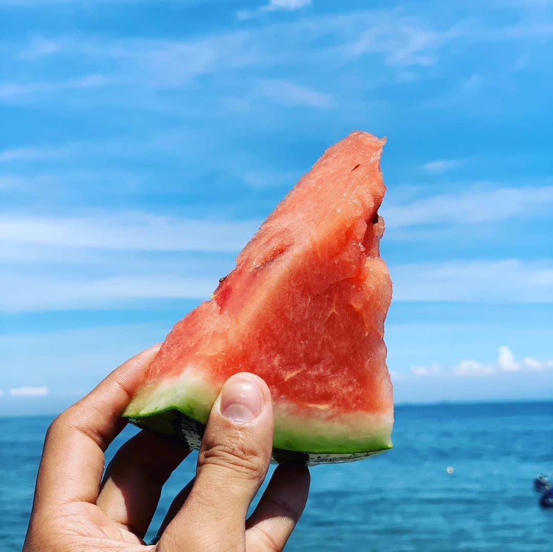 のインスタグラム：「なんか懐かしい感じ。 あれから3年ですか。 長いようで短く濃ーい3年間でしたがまだまだ始まったばかりであります。 至らぬ事ばかりですが大好きな気持ちは変わりません。 iPhoneの画質は年々変わっていきますね。 もっともっとしわくちゃになるまで一緒に居たいです。 スイカって野菜なんですね。  #淡路島 #シーアイガ海月」
