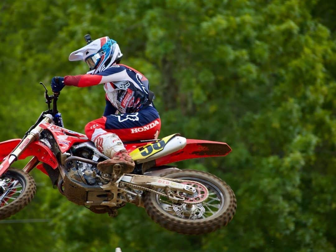 Honda Powersports USさんのインスタグラム写真 - (Honda Powersports USInstagram)「Red rider @hunteryoder58 WINS the 450B Limited class on the #CRF250R at @lorettalynnmx! 🏆🏁 📸: @madmoosemedia」8月9日 14時43分 - honda_powersports_us