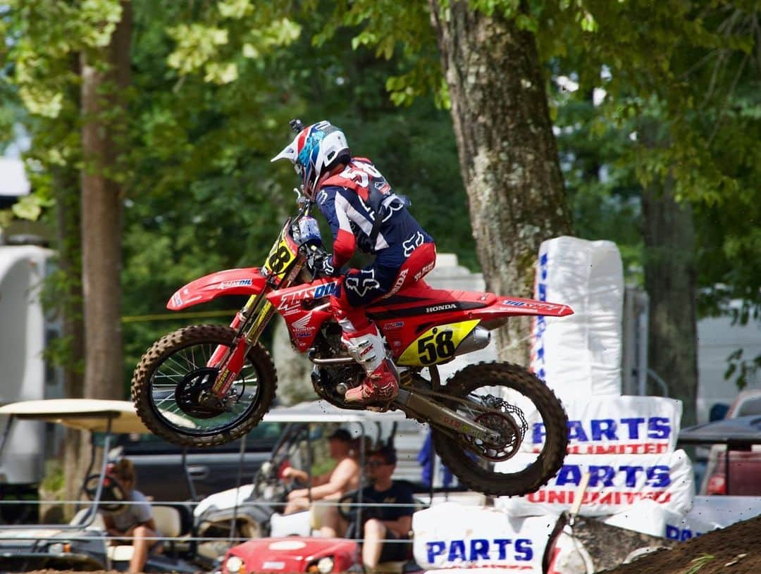 Honda Powersports USさんのインスタグラム写真 - (Honda Powersports USInstagram)「Red rider @hunteryoder58 WINS the 450B Limited class on the #CRF250R at @lorettalynnmx! 🏆🏁 📸: @madmoosemedia」8月9日 14時43分 - honda_powersports_us