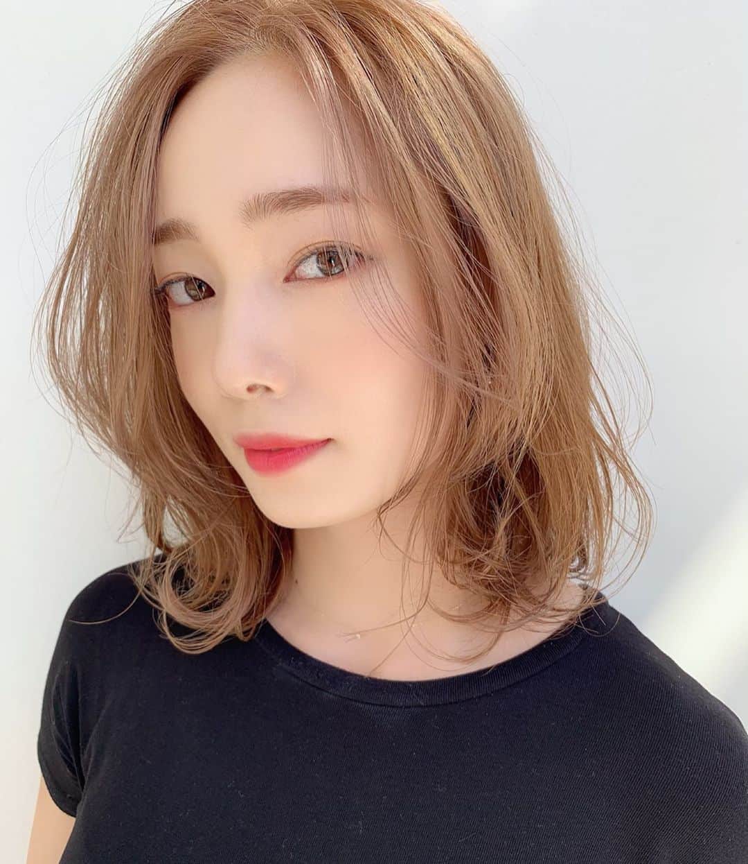 新原愛加のインスタグラム：「. U-REALMでカラーしてもらいました❤︎ ミルクティーベージュ❤︎ 夏なので久しぶりのハイトーンに🌴 実物で見るともっとキレイなカラーです‼︎ 小山さんいつもありがとう~😚」