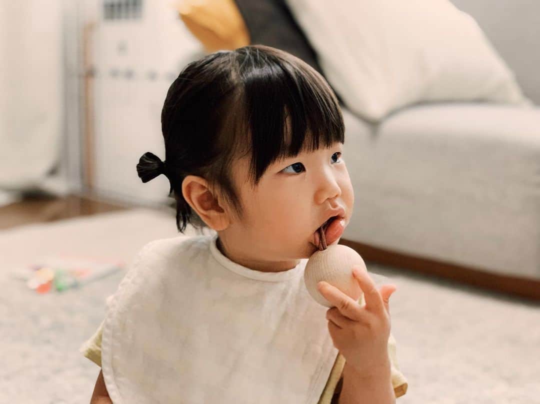 naoko tawaraのインスタグラム：「明日からお盆休みの子。 @a.j.o.y のウッドボールがつかみやすいし、革紐をカミカミできるしでお気に入り。気づいたらカミカミしている。 学習能力・吸収力が凄まじく、言葉もふえて、ダンスもできる動作がふえて、どんどん成長する。すごい嬉しいし、羨ましくしもある。 休みの日もたくさん遊ぼう #1歳4ヶ月」