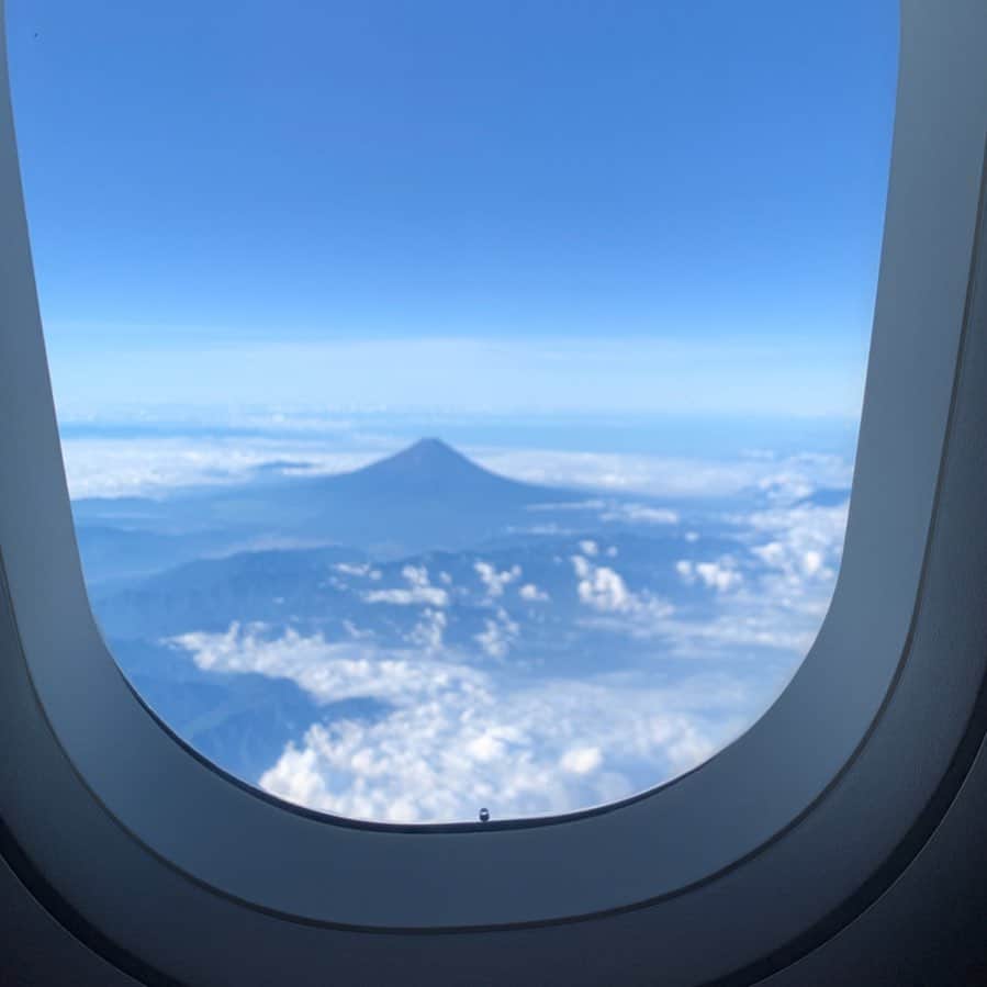 AYUMIさんのインスタグラム写真 - (AYUMIInstagram)「去年の夏休みに家族で登頂した富士山 「行ってらっしゃい！」と見送ってくれたような✨🗻 . 心配してたけど、トランジットもできて Hola！ Barcelona 🇪🇸✨ . . #富士山 #家族で登頂した思い出の山 #はじめまして #バルセロナ #息子と2人旅 #なつやすみ」8月9日 15時00分 - ayumiayunco