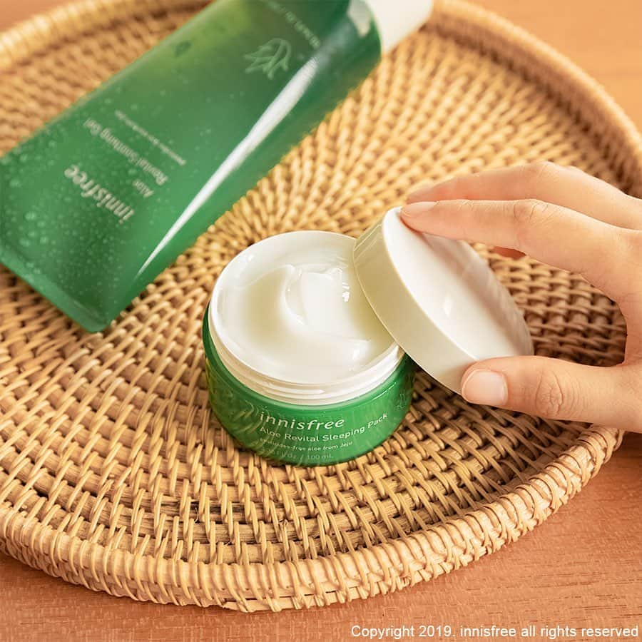 innisfree official (이니스프리) さんのインスタグラム写真 - (innisfree official (이니스프리) Instagram)「Refreshing skin soothing solution #AloeRevitalSoothingGel #AloeRevitalSleepingPack ⠀ 피부를 산뜻하게 진정 시켜주는 #알로에리바이탈수딩젤 #알로에리바이탈슬리핑팩」8月9日 15時03分 - innisfreeofficial