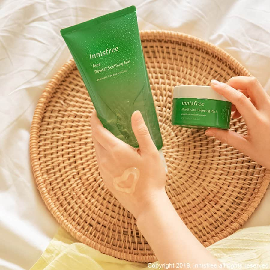 innisfree official (이니스프리) さんのインスタグラム写真 - (innisfree official (이니스프리) Instagram)「Refreshing skin soothing solution #AloeRevitalSoothingGel #AloeRevitalSleepingPack ⠀ 피부를 산뜻하게 진정 시켜주는 #알로에리바이탈수딩젤 #알로에리바이탈슬리핑팩」8月9日 15時03分 - innisfreeofficial