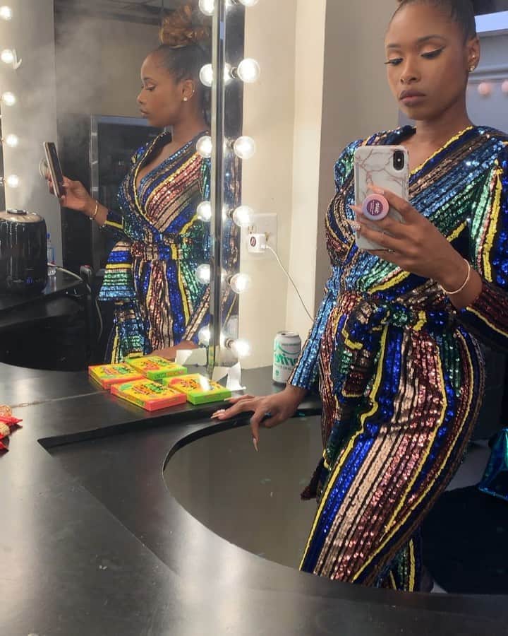 ジェニファー・ハドソンのインスタグラム：「All you need is vanity lights , a dressing room  and a sequins outfit to feel like a true Dreamgirl ! Thank u  @promoterdarylwilsondc for my jumper ! U got me feeling like a true dreamgirl today !」