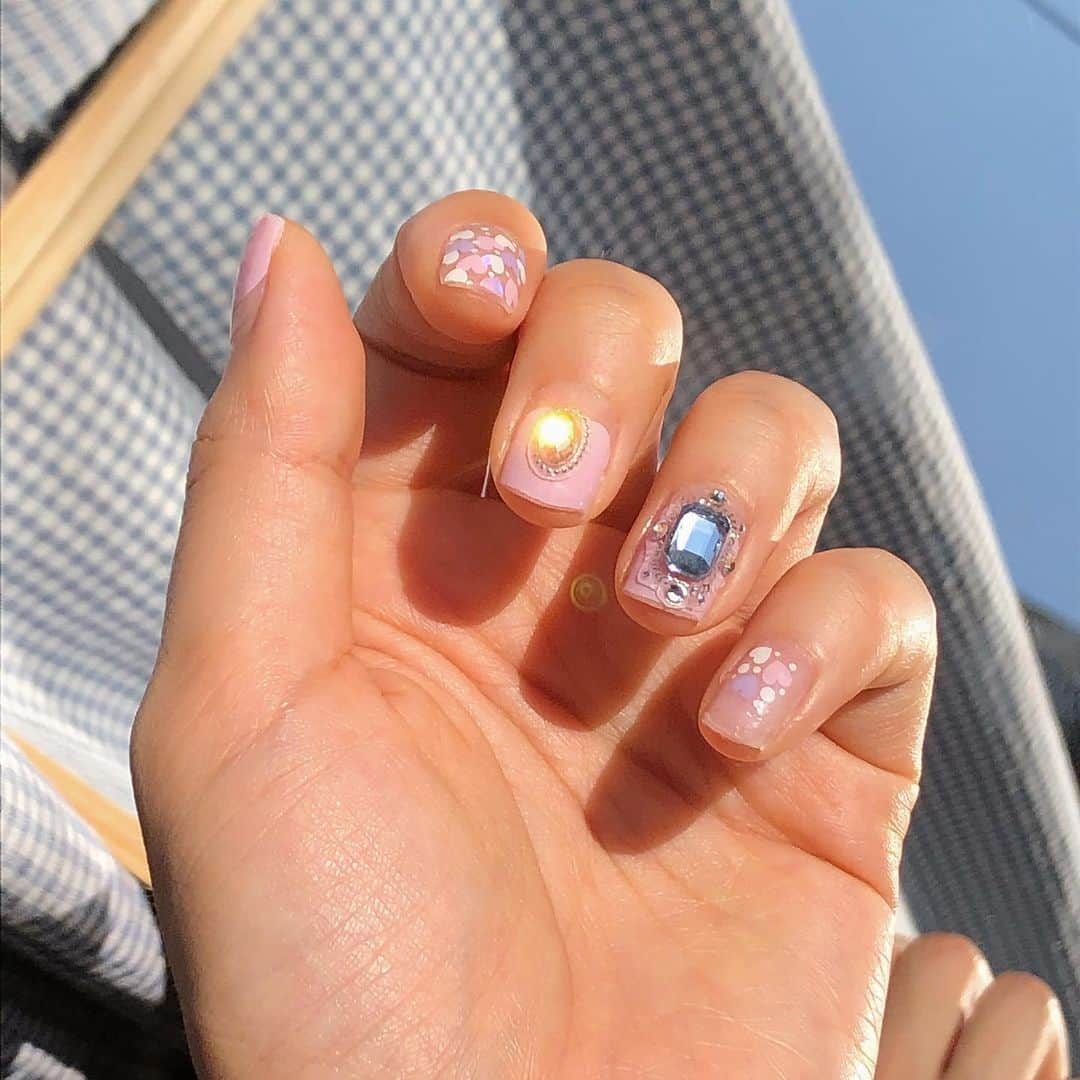 solsolさんのインスタグラム写真 - (solsolInstagram)「💅🏻💖💎💙 셀프네일 좋아하는 사람 모여라✨제가 붙인건 복숭아컬러랑 연보라색 이구! 복숭아 컬러는 꾸안꾸 네일로 강추강추🍑보라색 네일에는 스톤스티커로 포인트 줬어욤💜젤네일처럼 오래 걸리지 않구 5분만 투자하면 슥샥쇽 완성✨」8月9日 15時23分 - solwlyy