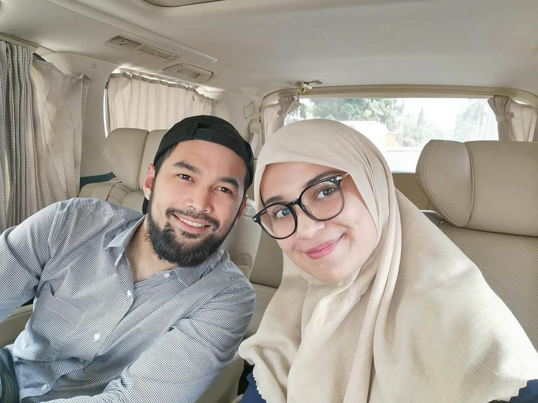 Shireen Sungkarさんのインスタグラム写真 - (Shireen SungkarInstagram)「Dibalik senyum ceria ada suara bindeng ,dan batuk merdu 😂,ketika keduanya tumbang ❤️ @teukuwisnu」8月9日 15時24分 - shireensungkar