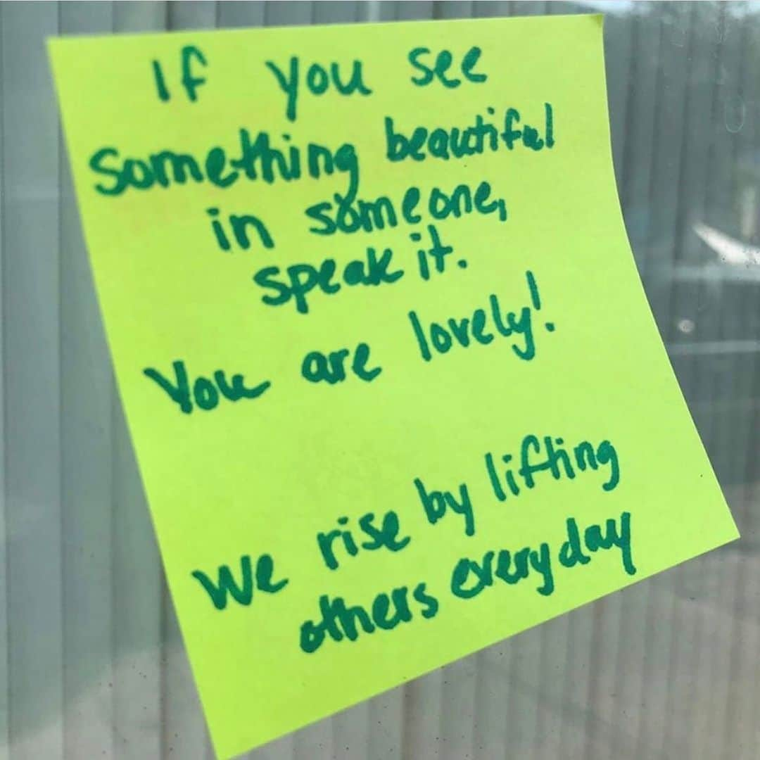 レイチェル・ニコルズさんのインスタグラム写真 - (レイチェル・ニコルズInstagram)「From @cnn: Someone is leaving colorful, encouraging notes in Dayton’s popular nightclub district, not far from the memorial that has sprung up for the victims of Sunday’s mass shooting that left 9 people dead. They are handwritten on Post-it notes that have been stuck to windows and storefronts and many are signed with the message “we rise by lifting others every day.” Swipe through to see more ➡️ #Repost」8月9日 15時27分 - rachel_nichols